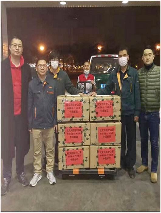 醫(yī)院服務(wù)延伸項(xiàng)目組副組長漆宇寧(右一)協(xié)助海外捐贈(zèng)物資通關(guān).png
