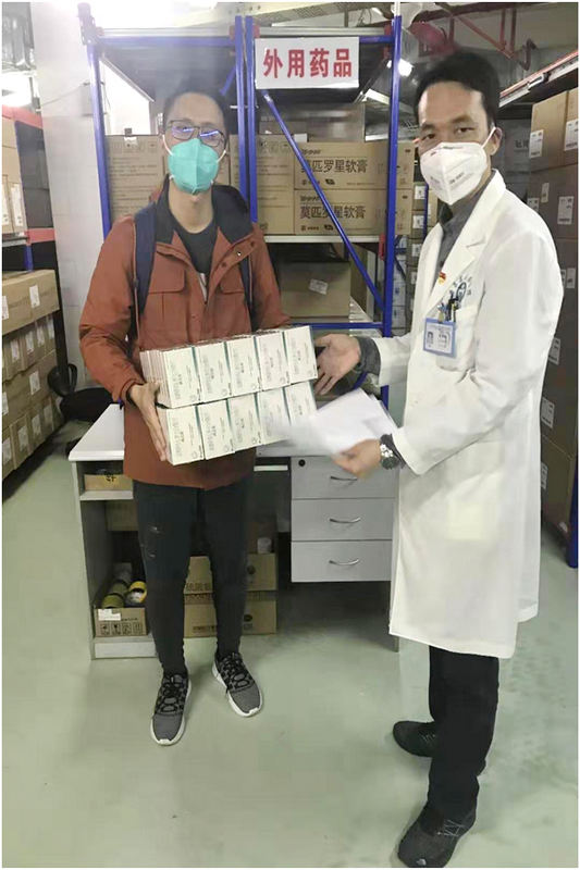 廣州市醫(yī)院銷售部業(yè)務(wù)員將藥品送到醫(yī)院藥庫人員手上.png