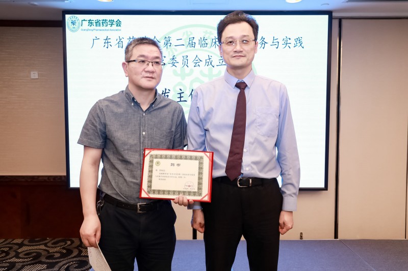 5 鄭志華副理事長(zhǎng)兼秘書(shū)長(zhǎng)為陳杰教授頒發(fā)主任委員聘書(shū)_副本.jpg