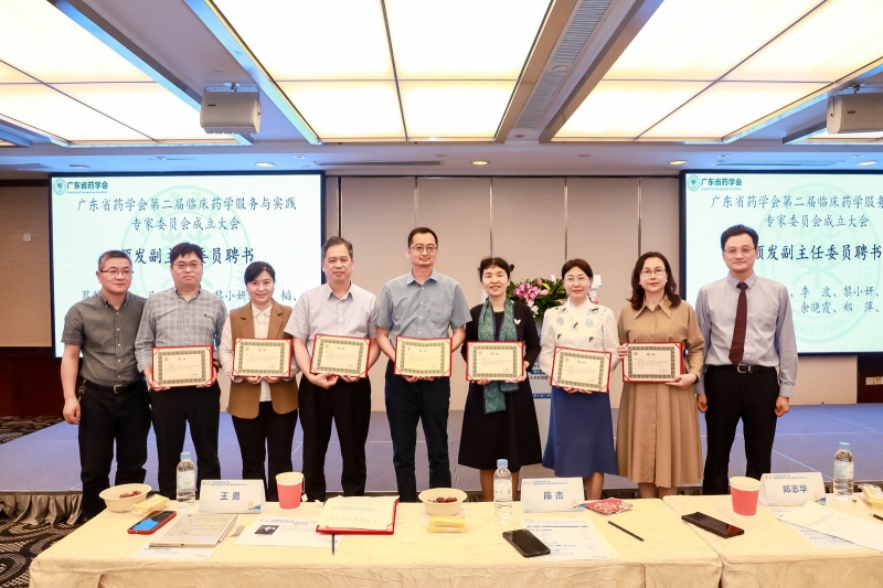 6 鄭志華副理事長(zhǎng)兼秘書(shū)長(zhǎng)、陳杰主任委員給副主任委員頒發(fā)聘書(shū)_副本.jpg