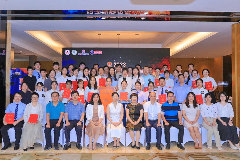 評(píng)委專家和參賽選手合影.jpg