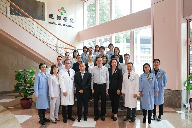 06專家團與鏡湖醫(yī)院領(lǐng)導(dǎo)合影.jpg