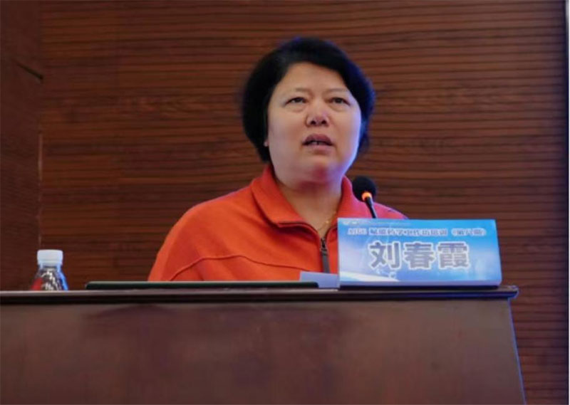 08劉春霞主任主持并致辭.jpg